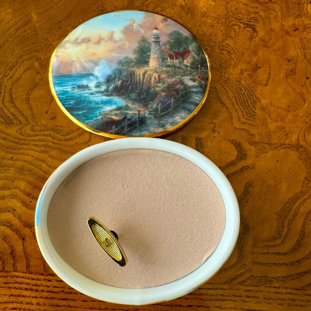 Thomas Kinkade LIGHT OF PEACE Lighthouse Music Box - Picture 4 of 6
